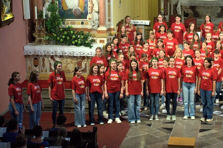 koreografija ob prepevanju ljudske pesmi z Bele krajine
